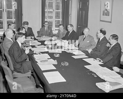 LUFTVERKEHRSABKOMMEN das Vereinigte Königreich und die kanadische Delegation verhandeln in London ein neues bilaterales Abkommen über den zivilen Luftverkehr . Dieses Bild zeigt MR . LIONEL CHEVRIER, K.C.. Kanadischer Verkehrsminister ( Centre ) , bei der Erörterung der Vereinbarung im Londoner Ariel House . An den Teilnehmern beteiligen sich ( von rechts nach links ) : Herr .G.S.Lindgren, M.P., Parlamentarische Sek beim Ministerium für Zivilluftfahrt; Herr Pakenham, Minister für Zivilluftfahrt; Der Schatz. . Lionel Chevrier, K.C., kanadischer Verkehrsminister; Sir George Cribbett, stellvertretender Sekretär, Ministerium für Zivilluftfahrt; herren. G.S.Hill. P.J.Ho Stockfoto