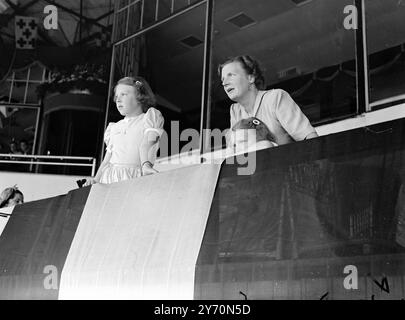 Eine KÖNIGIN UND ZWEI PRINZESSINNEN SEHEN DIE LONDONER PFERDESCHAU-KÖNIGIN JULIANA von den Niederlanden , mit PRINZESSIN BEATRIX und PRINZESSIN IRENE , die heute auf der International Horse Show in der White City in London reiten . Als sie den PRINZEN BERNHARD beim Pokalwettbewerb " Country Life " und " Riding " antraten . Juli 1949 Stockfoto