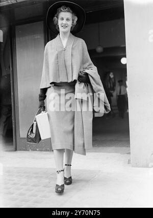 Anne Crawford, der schottische Filmstar, verließ London heute Abend mit dem Flugzeug nach Schottland. Anne eröffnet im Theaterstück Western Wind im Theatre Royal, Glasgow, das nach einer kurzen Tour Anfang September im West End eröffnet wird. Es gibt nur drei Charaktere im Stück, was Anne zwei berühmte Hauptdarsteller, John McCallum und Hubert Gregg, gibt. DAS BILD ZEIGT: Anne Crawford trägt einen Tweed-Anzug mit cape-Effekt und verlässt heute Abend die Kensington-Station. Juli 1949 Stockfoto