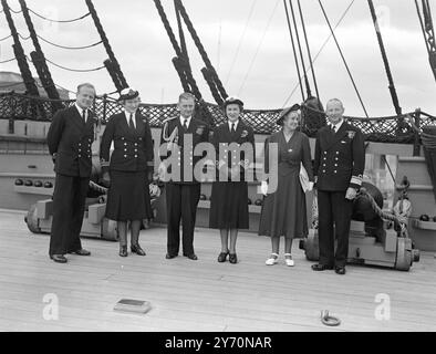 Der NEUE C-IN-C PORTSMOUTH DER NAVY hier ist ADML Sir Guy Grantham, der als Nachfolger von ADML Sir George E.Creasey zum Oberbefehlshaber von Portsmouth ernannt wurde. Die Ernennung wird im Mai wirksam. ADML Grantham war vor kurzem Oberbefehlshaber des Mittelmeers, Oberbefehlshaber der alliierten Streitkräfte und des Mittelmeers und kommandierte die Suez Task Force. 1900 geboren, trat er 1918 in die Marine ein, 1944 und 1945 war er Direktor der Pläne bei der Admiralität und nahm an den berühmten Kriegskonferenzen in Québec, Jalta und Potsdam Teil. Admiral Grantham, dessen Haus in Li ist Stockfoto