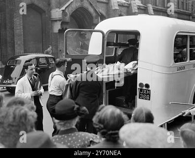 PATIENTEN VERLASSEN DAS KRANKENHAUS UNTER BOMBENDROHUNG die Evakuierung von 345 Patienten im University College Hospital, London, ist im Gange, weil eine 500 Pfund schwere, nicht explodierte Bombe, von der angenommen wird, dass sie 1941 bei einem deutschen Luftangriff fallen gelassen wurde, in der Nähe des Krankenhauses gefunden wurde und versucht wird, sie zu entfernen. Die meisten der 800 Einwohner verlassen das Gebäude ebenfalls. Die Bombe befindet sich in einem tiefen Loch an den Orten in der Grafton Street, in der Nähe der Tottenham Court Road, wo Ahornmöbelräume standen, die 1941 bei den Überfällen zerstört wurden. DAS BILD ZEIGT:-Koffer wird in einen Krankenwagen geladen. Stockfoto