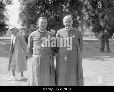 AUSTALIAN BISCHOF BEI WELTKIRCHLICHEN KONFERENZ neunzig Delegierte aus 44 Ländern nehmen an der Konferenz des Zentralkomitees des Ökumenischen Rates der Kirchen in Chichester, Sussex, Teil. Der Bischof von Chichester (Dr. G.K.A. Bell) ist Vorsitzender des Komitees. Dies ist die erste Sitzung des Komitees, das auf der Amsterdamer Versammlung des Ökumenischen Rates der Kirchen gewählt wurde, um die Arbeit des rates zwischen den Versammlungen fortzusetzen. Die Konferenz begann am 9. Juli und dauerte bis zum 15. Juli. DAS BILD ZEIGT:-BISCHOF J. Housden of Australia (links) mit der RT. rev Ivor Watkins, B. Stockfoto