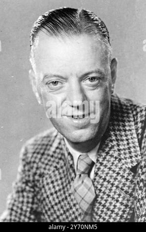 Thomas Clarke , ein Machanic in der Potters Bar London Transport Garage , ist der einzige Londoner Busman Bachelor of Arts . Vor kurzem nahm er einen Ehrenabschluss in Volkswirtschaftslehre , Politikwissenschaft und Philosophie an und erwarb seinen B.S. mit Auszeichnung an der St . Catherine's College , Oxford . Finanzielle Hilfe leisteten die L.C.C. und die Transport and General Workers ' Union während seiner Zeit in Oxford . 1946 erwarb er auch das oxford Diplom in Wirtschaft und Politikwissenschaft am Ruskin College. Er ist verheiratet und hat eine kleine Tochter . DAS BILD ZEIGT: THOMAS CLARKE, der Londo Stockfoto