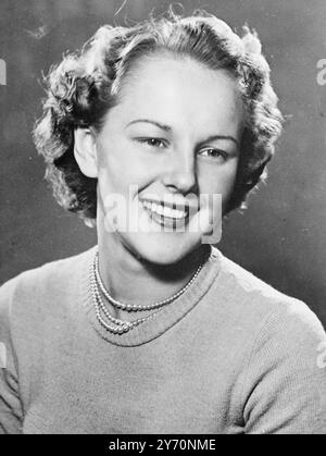 Miss Neuseeland 1949 dieses Lächeln des guten Willens wird ab dem 24 . Juli drei Monate lang auf Großbritannien leuchten . Es gehört Miss New Zealand 1949 , die an diesem Tag hier ankommt, um eine gute Willensreise zu machen . Miss Woodward wurde aus 13 Kandidaten zur " Miss Tranaki " gewählt , und von 13 Kandidaten, die ganz Neuseeland repräsentierten, wurde sie zur " Miss New Zealand " gewählt . Tochter eines stipendierenden Magistrats in New Plymouth (Hauptstadt der Provinz Taranaki). Miss Neuseeland hat gerade ihren 21. Geburtstag gefeiert . Sie hat helle Haare, blaue Augen und ist 1,2 cm groß. Ein Schüler der Auckland Uni Stockfoto