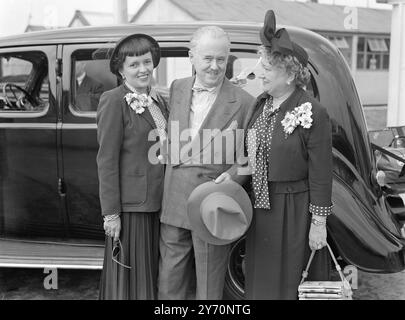 Als Mr. Roy Howard, Präsident der Scripts-Howard-Kette amerikanischer Zeitungen, heute in einem panamerikanischen Stratokruiser aus New York am Flughafen London ankam, sagte er, Scripps-Howard habe Großbritannien immer unterstützt. Sie unterstützen Marshall Aid. Kommentiert eine Reihe von Artikeln, die hier veröffentlicht wurden, geschrieben von Mr.E.T. Leech, Scripps- Howard Chefredakteur, Mr. Howard sagte: "Ich bin im Urlaub. Es ist reiner Zufall, dass ich zu dieser Zeit hier bin. Mr. Leach kam rüber, um einen Bericht für mich zu machen. Er hat es wirklich sehr gut gemacht. Die Artikel sind faktisch Stockfoto