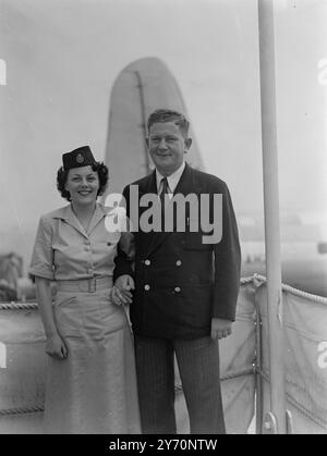 GLÜCKLICHE LANDUNG FÜR DIE STEWARDESS - SIE IST DER WED-PILOT Captain Dennis (' Bismarck) Briggs, D.F.C. und Bar aus Beckenham, Kent's, der seit dreieinhalb Jahren fliegender Bootspilot bei British Overseas Airways war, um Miss Patricia Rogers aus Southampton zu heiraten, die im vergangenen März Stewardess in seinem Flugzeug im südafrikanischen Dienst war. Die Hochzeit wird bald stattfinden und es folgen fliegende Flitterwochen. Captain Briggs wurde während des Krieges für seine Rolle als Beschattung des deutschen Schlachtschiffs Bismarck dekoriert, das im Mai 1941 von der Royal Navy nach einer Atlantikjagd versenkt wurde Stockfoto