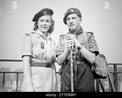 PFADFINDER DÜRFEN BERETS TRAGEN Änderungen in der heutigen, am 1. Oktober operierten Uniform der Pfadfinder wurden von der PFADFINDERGEMEINSCHAFT beschlossen. Die berühmten Hüte, die der Gründer Lord Baden-Powell vor über 40 Jahren adoptierte, sollen beibehalten werden, aber Jungen über 15 dürfen bei informellen Anlässen eine Baskenmütze tragen. Kubmasters dürfen jederzeit Baskenmützen tragen und Hosen werden für Bildhauer optional getragen, obwohl man glaubt, dass die Mehrheit die bekannten Shorts immer noch bevorzugen wird. Es wird eine Farbvariante in den Baskenmützen geben, die für Pfadfinder über 15, Senior s Stockfoto