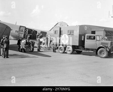 R.A.F. STARTET KRANKENWAGEN ' LUFTANZUG AUS DEUTSCHLAND der Luftwagendienst wurde kurz nach ' D-Day' eingeführt, um verwundete Truppen und Flieger nach Hause zu bringen, die heute in Friedenszeit wiederbelebt wurden, als ein Krankenwagendienst von der britischen Zone Deutschlands nach Großbritannien mit der Ankunft der Dakota-Flugzeuge aus Nordwestdeutschland in Lynam, Wilts, in die Royal Air Force eingeführt wurde. Zweck dieses Dienstes ist es, verletzte und kranke Mitglieder der britischen Militär- und zivilen Besatzungstruppen in Krankenhäuser in diesem Land zu fliegen, und er ersetzt die Seeroute, die letzten Monat ihren Betrieb eingestellt hat. Ein Dakota aller Zeiten Stockfoto