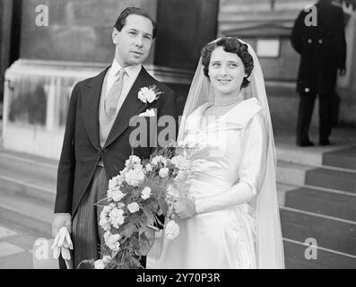 SCHAUSPIELERIN WEDS DREHBUCHAUTORIN Miss Margaret Hogan, Bühnen- und Filmschauspielerin, war heute im Brompton Oratory in London mit Luis Vargas, Drehbuchautorin und Journalist, verheiratet. Die Braut, die in den Filmen The Way to the Stars und This Happy Breed zu sehen war, trug ein weißes Kleid im edwardianischen Stil, mit einem eng verschwendeten Effekt. Ihre Schwester, Mrs. John Olofson, war Ehrenmatron, während die kleine Christine Olofson im Alter von drei Jahren die junge Betreuerin war. DAS BILD ZEIGT: Die Braut und der Bräutigam verließen das Brompton Oratory nach der Zeremonie. 7. September 1949 Stockfoto