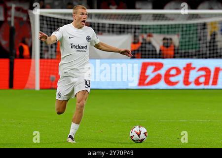 Frankfurt, Deutschland 26. September 2024: Europa League - 2024/2025 - Eintracht Frankfurt gegen den FC Viktoria Pilsen im Bild: Rasmus Kristensen (Frankfurt) beim Spielaufbau. Stockfoto