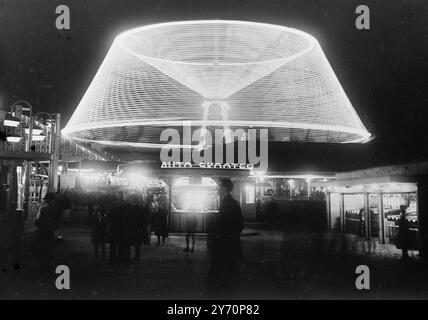 SPITZE DES LICHTS diese riesigen " Lampenschirme " in leuchtendem Tracery werden durch die drehenden und brillant beleuchteten Arme der " Flugzeuge " am Blackpool Pleasure Beach geschaffen. Dies ist einer der schönsten Effekte, die Blackpools erste Herbstbeleuchtung der Nachkriegszeit erreicht hat, die am kommenden Freitag, den 16. September, offiziell von der Schauspielerin Anne Neagle eingeschaltet wurde. Hotelbesitzer in der Stadt berichten von Buchungen von Besuchern, die die Beleuchtung sehen möchten. Eine Firma in Lancashire ist für Flugausflüge ab London zuständig. 13. September 1949 Stockfoto