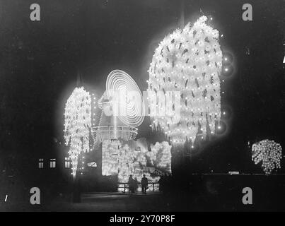 Die alte niederländische Mühle kreist in der Dunkelheit der Nacht von Blackpool ein brillantes Gewand, als zum ersten Mal seit 1938 die gefeierten Lichter vor Tausenden von blendenden Besuchern in Szene traten. Blackpool kostet 50.000. 300.000 elektrische Glühbirnen machen die 10 km lange Promenade in ein Lichtermärchen. DAS BILD ZEIGT:-es wird geschätzt, dass mehr als 2 Millionen Besucher in die Stadt gezogen werden, während die Lichter an sind. 13. September 1949 Stockfoto