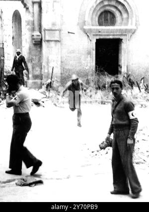 Während Graf Bernadotte das Datum für den vierwöchigen Waffenstillstand eines heftigen jüdischen Angriffs auf die Altstadt von Jerusalem festlegt , der von Dienstag Abend um zehn Uhr bis zwei Uhr morgens dauerte , der aber von den Arabern abgestoßen wurde . Zufällig mit den Nachrichten kommt dieses Bild , als die Schlacht um Notre Dame de France stattfand , die über die Altstadt blickt und dem Neuen Tor gegenübersteht , einem der Stadtmauern . Zwischen Juden und Arabern kam es zu heftigen Kämpfen um die Besetzung des Gebäudes. Hier sieht man einen Soldaten, der nach Deckung stürzt. 3. Juni 1948 Stockfoto