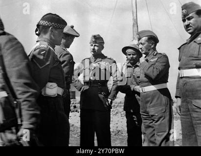 Generalleutnant GHA MacMillan im obersten Palästina und Brigadier Glubb Pascha , Befehlshaber der Arabischen Legion , intervenierten am Mittwoch , den 24 . März 1948 in einer Schlacht am nördlichen Stadtrand von Jerusalem , nachdem Araber einen jüdischen Konvoi überfallen hatten . 12 Juden wurden getötet und viele verletzt . General MacMillan und Brig Glubb trafen während des Engagements ein . Der General ging rüber , um mit den Arabern zu sprechen , und nach 25 Minuten Parley erklärten sich die Araber bereit , ihre verwundeten Gefangenen in ein Krankenhaus in Jerusalem zu bringen . Der General und seine beiden Jeeps fuhren dann durch die bewaffnete arabische Bande Stockfoto