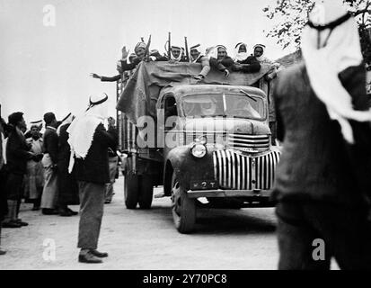 BEWAFFNETE ARABER MACHEN NACH JERUSALEM Foto zeigt: Das neueste Bild, das heute aus Palästina auf dem Luftweg empfangen wurde, zeigt einen Lkw bewaffneter Araber, der Hebron am 19. Januar 1948 nach Jerusalem verlässt Stockfoto