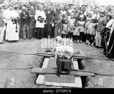 Dem ehemaligen Chef der nigerianischen Militärregierung und Oberbefehlshaber der Streitkräfte , Generalmajor Aguiyi Ironsi , der beim Militärputsch vom 29 . Juli 1966 starb , wurde am 20 . Januar 1967 eine staatliche Beerdigung mit voller militärischer Ehren zugesprochen . Die Zeremonie fand in seiner Heimatstadt Umuahia-Ibeku im Osten Nigerias statt . Dieses Bild zeigt Ironsis Eltern , Ehefrau Victoria Ironsi ( in Schwarz , hinter Kindern ) , den Militärgouverneur von Ostnigeria Oberst Ojukwu und andere Trauernde am Grabmal mit dem Sarg ( im Vordergrund ). 24. Januar 1967 Stockfoto