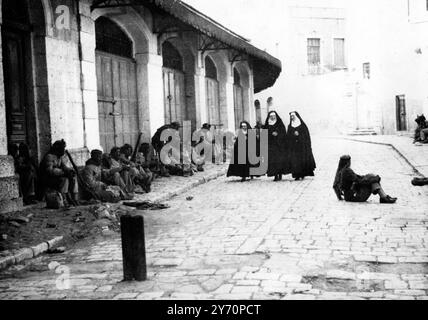 Während Graf Bernadotte den Termin für den vierwöchigen Waffenstillstand festlegt , kommt die Nachricht von einem heftigen jüdischen Angriff auf die Jerusalemer Altstadt , die von den Arabern abgestoßen wurde . Dieses Bild, das heute auf dem Luftweg empfangen wurde, wurde aufgenommen, als die arabischen Streitkräfte während der Schlacht um Jerusalem ruhten. Hier sehen wir Nonnen an arabischen Streitkräften in der Nähe des lateinischen Patriarchats , das sich auf dem Weg zum Neuen Tor von Jerusalem befindet . - 3. Juni 1948 Stockfoto