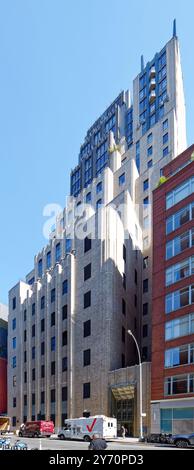 Verizons Eingang zum durchgehenden Walker Tower befindet sich in der 215 West 17th Street. In dem zweistöckigen Eintrag heißt es immer noch „Bell Telephone“. Stockfoto