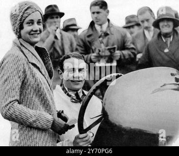 Das 500-Meilen-Motorrennen in Brooklands : Mr. Clive Dunfee , der getötet wurde , als sein Bentley auf seinem steilsten Teil der Strecke abstürzte . Ein Foto, das ihn mit seiner Frau ( Miss Jane Baster , Schauspielerin ) zeigt , die ihn auf dringende Bitte von seinem Versprechen freigab , sich vom Rennen zu enthalten , damit er im 500-Meilen-Rennen fahren kann . 1. Oktober 1932 Stockfoto