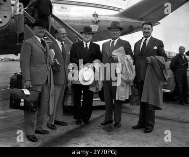Herr Richter Edmund Davies und eine Gruppe von vier Anwälten verlassen heute den Flughafen London nach Warschau zu einem zweiwöchigen Rückbesuch in Polen . Eine Gruppe polnischer Anwälte besuchte London im vergangenen Jahr , und sie haben diese Gruppe veranlasst , ihr System in Polen zu studieren . Während der Tour besuchen die Teilnehmer ein Tor in Ploch und das ehemalige Konzentrationslager Auschwitz . Von links nach rechts sind Herr Justice Edmund Davies , Professor Dennis Lloyd , Herr Edward Cussen , Sir Sydney Littlewood , Herr W O Carter . 29. Juli 1959 Stockfoto