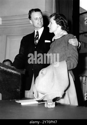 Rev Billy Graham hält Pressekonferenz in der Central Hall, westminster, London der amerikanische Evangelist Rev Billy Graham, der mit seiner Frau in dieses Land kam und einen enormen Empfang erhielt. Heute hielt er eine Pressekonferenz in der Central Hall in Westminster ab und stellte seine Frau Ruth der Presse vor . 25. Februar 1954 Stockfoto