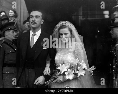 Ihre Majestät die Königin nahm heute in Begleitung von Prinzessin Elizabeth an der Hochzeit von Major Eric Penn , MC Grenadier Guards , und Miss Prudence Stewart-Wilson in der North Audley Street Teil . Dies war der erste Ausflug von Prinzessin Elizabeth seit ihrer Erkältung , der sie dazu veranlasste mehrere Engagements abzusagen , und wahrscheinlich der letzte Auftritt Ihrer Majestät vor dem Abflug auf der Royal Tour in Südafrika . Hier gesehen, wie Braut und Bräutigam die Kirche nach der Zeremonie verlassen haben. 29. Januar 1947 Stockfoto