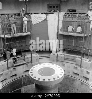 ASSUAN HOCHDAMM NÄHERT SICH DER FERTIGSTELLUNG ASSUAN, ÄGYPTEN; Ägypter und Russen im Kraftwerk während der Installation der Turbinen. 28. Januar 1968 Stockfoto