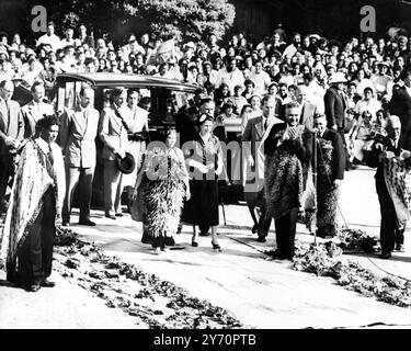 DIE KÖNIGIN IN DER NEUEN ZEALANDTHE KÖNIGIN, begleitet von PRINZESSIN PIKI, und DER HERZOG VON EDINBURGH wurden von Maori KÖNIG KOROKI und Premierminister von Neuseeland S.G. HOLLAND begrüßt. Königin Elisabeth wurde die erste weiße Person, für die die Maoris während des Besuchs in Ngaruawahia den Schutz und das Wohlwollen ihrer Götter beriefen. 1. Januar 1954 Stockfoto