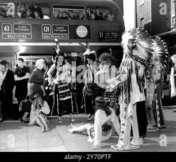 POW WOW IN KING's ROAD London : Passagiere in einem Bus Nr. 11 staunen über die Red Indians, die heute in der King's Road, Chelsea, ein "Pow Wow" erleben. Sie waren dort, um an der Eröffnung von L Was Lord Kitchener's Thing teilzunehmen - dem dritten von John Paul in London eröffneten Geschäft. Warum? Weil John Paul erwartet, dass die Mode der Roten Indianer der neue Wahnsinn sein wird, und sie im Laden vorrätig hält. Zu den Red Indians gehörten Häuptling Hunkeshnee ( Ehrenmitglied von Sitting Bull’s Famil;y), Kim Heh aka Tonka und Mitglieder der Sioux Indian Dancers Society. Sie rauchten die Friedenspfeife und taten es Stockfoto