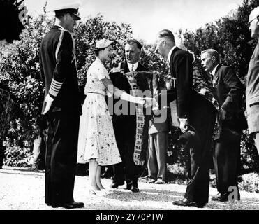 DIE KÖNIGIN IN DER NEUEN ZEALANDTHE-KÖNIGIN schüttelt die Hand mit dem neuseeländischen Minister für Land und Maori-Angelegenheiten E.B. CORBITT. DER DUKE OF EDINBURGH ist in Uniform als Admiral der Flotte. Waitangi - 5. Januar 1954 Stockfoto