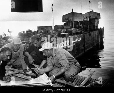 Alexandria, U A R - Öl wurde in der westlichen Wüste gefunden. Die Phillips Oil Company hat einen Angriff von einem gut gelegen, etwa 20 km südlich von El Alamein. Das Öl wurde in einer Tiefe von 8.300 Fuß gefunden und fließt mit einer Geschwindigkeit von etwa 60 Barrel pro Stunde. 8. Dezember 1966 Stockfoto