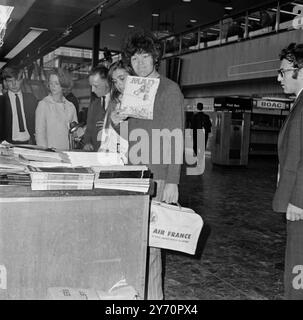 Micky Dollenz von der amerikanischen Popgruppe The Monkees, die ein MAD Magazin hält. Am Londoner Flughafen mit seiner Freundin Samantha Juste, die nach Los Angeles abreist. Er war zu einem privaten Besuch in England. Samantha wurde bekannt als das Mädchen, das die Platten in einer britischen Popshow auf den Plattenspieler stellte.4. Juni 1968 Stockfoto