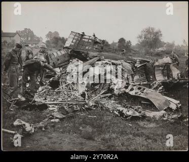 HEINKEL ERSCHOSSEN IN SURREY WÄHREND DER LONDONER NACHT-RAID. Ein deutscher Heinkel 111-Bomber wurde in der Nähe eines Jungenheims in Chobham, Surrey, in den frühen Morgenstunden abgestürzt, als feindliche Raider über London waren. Drei der Besatzung flogen aus und wurden sofort nach der Landung in der Nähe des Unfallorts gefangen genommen. Ein vierter wurde auf einem Golfplatz gefangen. Die Maschine ist in Flammen gefallen. DAS FOTO ZEIGT: Wrackteile von Heinkels Heckflugzeug und den ausgebrannten Rumpf. 24. September 1940 ZENSUR Nr. 73842/3 Stockfoto