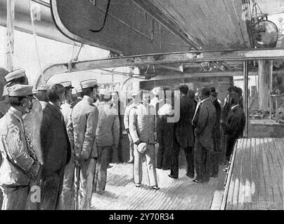 Die Annexion Hawaiis durch die Vereinigten Staaten von Amerika . Prinz David von Hawaii präsentiert die Flagge . 23. Juli 1898 Stockfoto