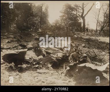 NAZI-RAIDER ERSCHOSSEN ÜBER EAST ANGLIAeiner der sieben feindlichen RAIDER, die während des größten deutschen Überfalls auf Ostengland niedergeschlagen wurden, stürzte in East Anglia ab, nachdem sie von britischen Kämpfern angegriffen worden waren. Die Maschine kam in der Nähe einer Hauptstraße und einer Reihe von Häusern herunter, deren Fenster zerbrochen waren. Es wurde nur wenig anderer Schaden angerichtet. DAS FOTO ZEIGT: Das ausgebrannte Wrack des deutschen Flugzeugs. 19. Juni 1940 Stockfoto