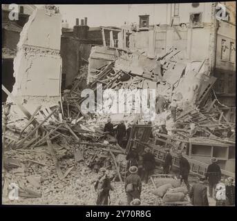 RETTUNGSKOMMANDO BEI WORKPHOTO ZEIGT:- Luftangriff-Sicherheitsarbeiter inmitten der Trümmer in einem Londoner Stadtteil, wo Häuser von deutschen Nachträubern zerstört wurden. 8. November 1940 Stockfoto