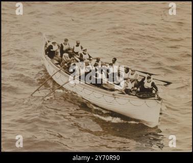 BRITISCHE SEELEUTE, DIE NACH EINEM U-BOOT-ANGRIFF VOM ATLANTISCHEN LINIENSCHIFF GERETTET WURDEN. 27 Offiziere und Männer des britischen Schiffes Winkleigh (5055 Tonnen) wurden im mittleren Atlantik von dem nach New York gerichteten Holland-Amerika-Liner 5tatendam gerettet, nachdem ihr Schiff von einem deutschen U-Boot versenkt worden war. Der Kapitän der „Winkleigh“ wurde an Bord des U-Bootes gerufen und erhielt vom Kommandanten vier Brote. FOTO ZEIGT: Die Rettung der 'Winkleigh' Crew im mittleren Atlantik. Das Bild wurde vom "Statendam" vom 19. September 1939 aufgenommen Stockfoto