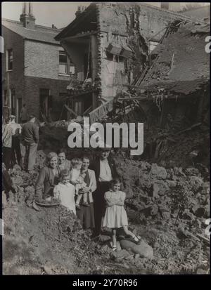 FAMILIEN, DIE IN ANDERSON TIERHEIMEN GERETTET WURDEN, ALS NAZI-BOMBEN IN LONDON FALLEN AREAPHOTO ZEIGT:- mehrere Familien mit Kindern wurden durch Deckung in ihrem Anderson Tierheim bedient, als am 7. September 1940 eine feindliche Bombe in der Londoner Gegend abgeworfen wurde CENSOR NO:66282 Stockfoto