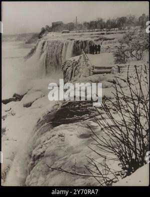 NIAGARA FÄLLT MIT EIS BEDECKT. FOTO ZEIGT: Ein Blick von Goat Island auf die amerikanische Seite der mächtigen Niagarafälle, die mit Eismassen bedeckt sind, wodurch das Volumen des Wassers, das über die Wasserfälle fließt, um 90 Prozent reduziert wurde. Durch die Verringerung des Stromflusses wurde die Stromerzeugung der Stromunternehmen, die den Niagara River nutzen, drastisch eingeschränkt. 16. Februar 1940 Stockfoto