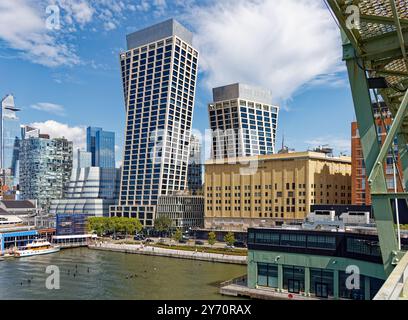 Eine High Line mit Korkenzieher dominiert den nordöstlichen Blick vom Dach des Pier 57 in Chelsea, entlang des Hudson River Park. Stockfoto