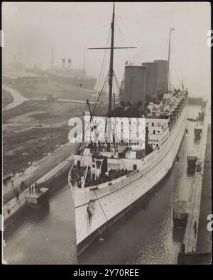 DER ERSTE LINER IST IN SOUTHAMPTON ÜBERHOLT. Die Empress of Britain ist das erste Linienschiff der Saison, das in Southampton zur Überholung angedockt wurde. Sie besetzt jetzt das King George V. Graving Dock – das größte der Welt. FOTO ZEIGT: Die „Empress of Britain“ in King George V. Dock in Southampton, als das Wasser ausgepumpt wurde. 17. November 1937 Stockfoto