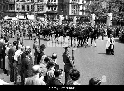 Feldmarschall Earl Wavell , der am vergangenen Mittwoch starb , wurde heute am Winchester College begraben . Sein Leichnam wurde heute Morgen vom Tower of London in einem Royal Army Service Launch zum Westminster Pier und dann zum Dienst in Westminster Abbey gebracht . Seine Majestät der König wurde durch Feldmarschall Lord Wilson vertreten. Hier ist die Beerdigungsprozession zu sehen, die durch den Parliament Square auf dem Weg zur Westminster Abbey führt. 7. Juni 1950 Stockfoto