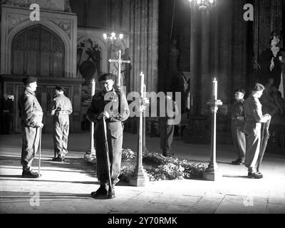 In Westminster Abbey fand heute eine Probe für die Zeremonie statt , bei der eine Ehrenwache des 11th County of London Home Guard Battalion am Gedenktag , Sonntag, den 9 . November 1952 , am Unknown Warrior's Tomb Wache errichten wird . Die Wache besteht aus vier Wachen , einer steht an jeder Ecke des Grabes . Hier sehen Sie die feierliche Szene, in der Mitglieder der 11th County of London Home Guard die Positionen Proben , die sie einnehmen werden . 6. November 1952 Stockfoto