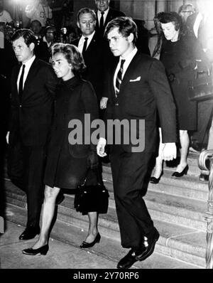 Wir verlassen die St. Patrick's Cathedral gestern hier, nach einem Privatgottesdienst für den verstorbenen Senator Robert F Kennedy, von links nach rechts, der Bruder des Senators, Senator EDWARD M KENNEDY, seine Witwe ETHEL und sein ältester Sohn JOSEPH P, 3., 15. im Hintergrund ist Mrs. ROSE KENNEDY Mutter der Senatoren KENNEDYS. Der 42-jährige Senator wird morgen auf dem Arlington National Cemetery bestattet, nur wenige Meter vom Grab seines ermordeten Bruders John F. Kennedy entfernt. 7. Juni 1968 Stockfoto