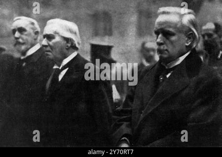 Beerdigung des Unbekannten Kriegers 11. November 1920. " Nun zu glorreichem Begräbnis langsam getragen " : der Sarg gefolgt von dem Sprecher , Herrn Asquith und Herrn Lloyd George , die in Westminster Abbey , London , England ankommen . 20. November 1920 Stockfoto