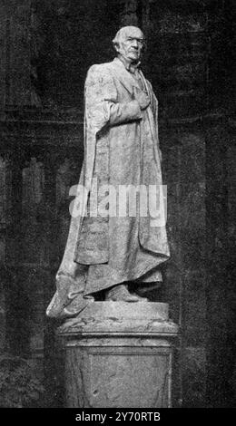 Das National Monument für Mr. Gladstone in Westminter Abbey , London , England . Die Nationalstatue von Herrn Gladstone , die zum Zeitpunkt seines Todes vom Parlament gewählt und von Herrn Brock RA hingerichtet wurde , wurde am 27 . März 1903 in der Westminster Abbey auf dem Gelände des Nordquerschiffs errichtet , das vor Jahren von Dean Stanley ausgewählt wurde . Herr Gladstone ist vertreten und trägt die Roben eines Doktors für Zivilrecht der Universität Oxford. 4. April 1903 Stockfoto