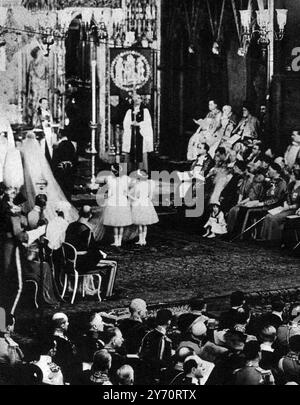 Die königliche Hochzeit : Details zur Westminster Abbey Zeremonie des Herzogs von Kent und der Prinzessin Marina von Griechenland 29 November 1934 . Hier sehen Sie das Brautpaar am Altar, den Zug der Braut, unterstützt von den jüngsten Brautjungfern, Prinzessin Elizabeth und Lady Mary Cambridge, London, England . 1. Dezember 1934 Stockfoto