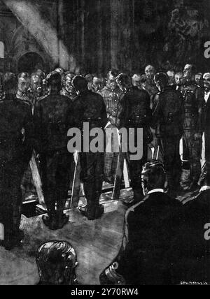 Beerdigung des Unbekannten Kriegers 11. November 1920. Die schwarze Erde gähnt: Der Sterbliche verschwindet. : Die Träger , Männer der Coldstream Guards , senken den Sarg ins Grab in Westminster Abbey , London , England . 20. November 1920 Stockfoto