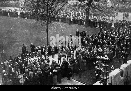 Beerdigung des Unbekannten Kriegers 11. November 1920. "Jetzt zum glorreichen Begräbnis langsam getragen ": Der Sarg nähert sich Westminster Abbey , London , England . 20. November 1920 Stockfoto