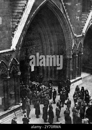 Beerdigung des Unbekannten Kriegers 11. November 1920. "Im heiligsten Acker, den England besitzt " : der Sarg, der durch die Nordtür der Westminster Abbey gelangt , gefolgt von König George V. , London , England . 20. November 1920 Stockfoto